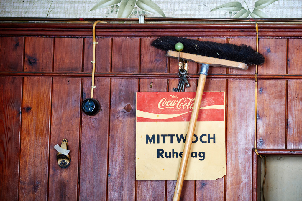 Innenraum einer leeren Gaststätte im Weinviertel | Austria - June 08, 2021: Innenraum einer leeren Gaststätte im Weinviertel; Details an der Holzwand. - Realisiert mit Pictrs.com