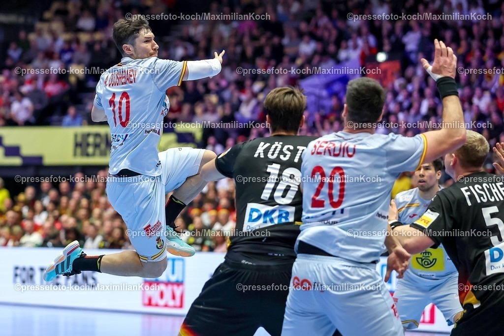 EHF19012602030 | 19.01.2026, Handball, Men's EHF EURO 2026, Deutschland - Spanien, Jyske Bank Boxen in Herning, Dänemark, Preliminary Round:  Alex Dujshebaev Dovichebaeva (Espania #10) wirft über  Julian Köster (Germany #18)  Justus Fischer (Germany #54) aufs Tor 
