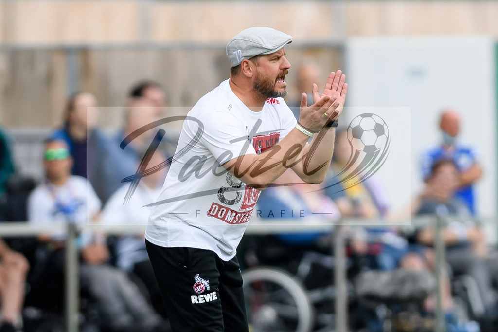 JENKOE20210808_126 | Fussball, Herren: Trainer Steffen Baumgart (1. FC Koeln) gestikuliert beim Spiel der 1. Runde im DFB-Pokal zwischen FC Carl Zeiss Jena und 1. FC Koeln im Ernst-Abbe-Sportfeld am 08.08.2021 in Jena, Deutschland.DFB / DFL REGULATIONS PROHIBIT ANY USE OF PHOTOGRAPHS AS IMAGE SEQUENCES AND/OR QUASI-VIDEO. - Realisiert mit Pictrs.com