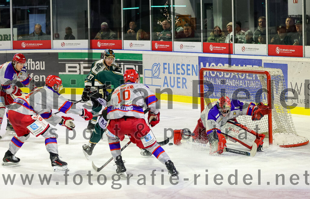 2025-11-30_136_TSV_Erding_gegen_EC_Peiting | Erding, Deutschland, 30.11.2025:Eishockey, Oberliga Süd 2025 / 2026, 22. Spieltag, TSV Erding gegen EC Peiting, Endergebnis: 5:1Dennis Miller (Erding Gladiators, #61), Daniel Holzmann (EC Peiting, #10), Torwart Andreas Magg (EC Peiting, #32)Foto: Christian Riedel / fotografie-riedel.net