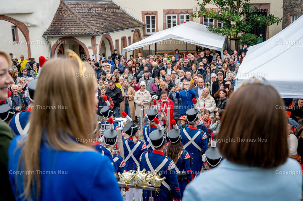 Katja_Simon-Botschafterin_der_Bergstrasse-33 | bre,bzw,Zwingenberg, Die deutsche Winprinzessin Katja Simon wurde am 19.Oktober im Diefenbachsaal in Zwingenberg von Landrat Christian Engelhardt zur Botschafterin der Bergstraße ernannt, sie trug sich in das goldne Buch des Kreises und der Stadt Zwingenberg zusammen mit der Deutschen Weinkönigin Anna Zens und Weinprinzessin Emma Meinhardt ein,  ,, Bild: Thomas Neu