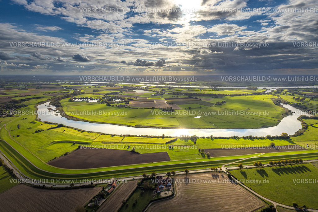 Rees241010381BienenerAltrhein | Luftbild, Bienener Altrhein im Gegenlicht, grüne Wiesen und Fernsicht mit Wolken, Bienen, Rees, Niederrhein, Nordrhein-Westfalen, Deutschland