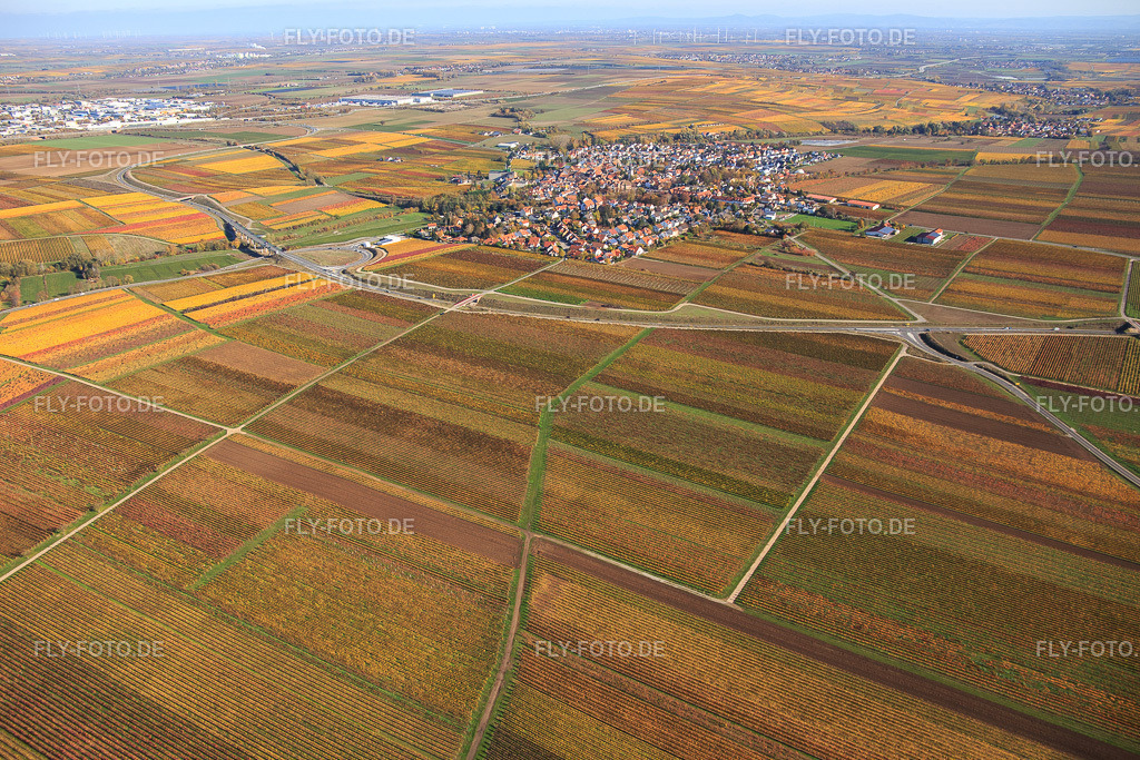 Ortsansicht aus Südwesten inmitten herbstlich gefärbter Weinberge | Luftbild: Ortsansicht aus Südwesten inmitten herbstlich gefärbter Weinberge im Ortsteil Jerusalemsberg in Kirchheim im Bundesland Rheinland-Pfalz in Deutschland. Foto: IMG_123673.jpg vom 31.10.2020 durch Werner Riehm/FLY-FOTO.de - Realisiert mit Pictrs.com