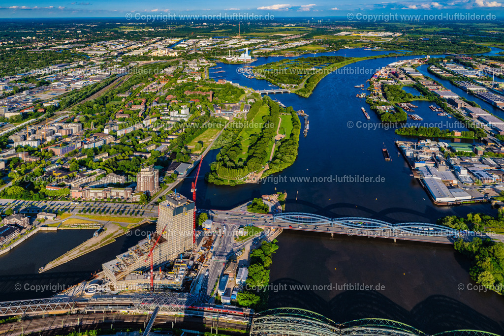Hamburg_Elbbrücken_Rothenburgsort_Entenwerder_ELS_8512160625 | HAMBURG 16.06.2025 Neubau eines Brückenbauwerk entlang der Veddeler Brückenstraße über der Elbe im Ortsteil Rothenburgsort in Hamburg, Deutschland. // New construction of a bridge structure along the Veddeler Brueckenstrasse over the Elbe in the Rothenburgsort district in Hamburg, Germany. Foto: Martin Elsen