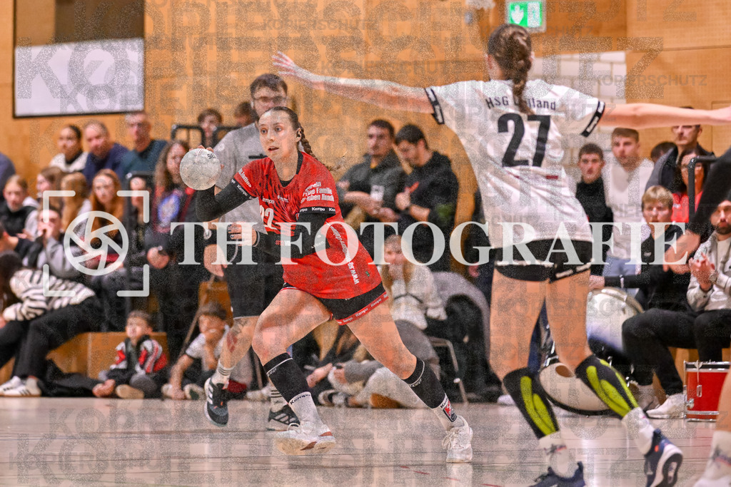 GER, SG Maulburg/Steinen - HSG Dreiland, Frauen-Handball, Oberliga Suedbaden, 3. Spieltag, Saison 2024/2025, 12.10.2024 | Maike Hartmann (SG Maulburg/Steinen, #22) am Ball und vor Fiona Marlene Reinke (HSG Dreiland, #21)GER, SG Maulburg/Steinen - HSG Dreiland, Frauen-Handball, Oberliga Suedbaden, 3. Spieltag, Saison 2024/2025, 12.10.2024Foto: TH Fotografie/Thomas Hess