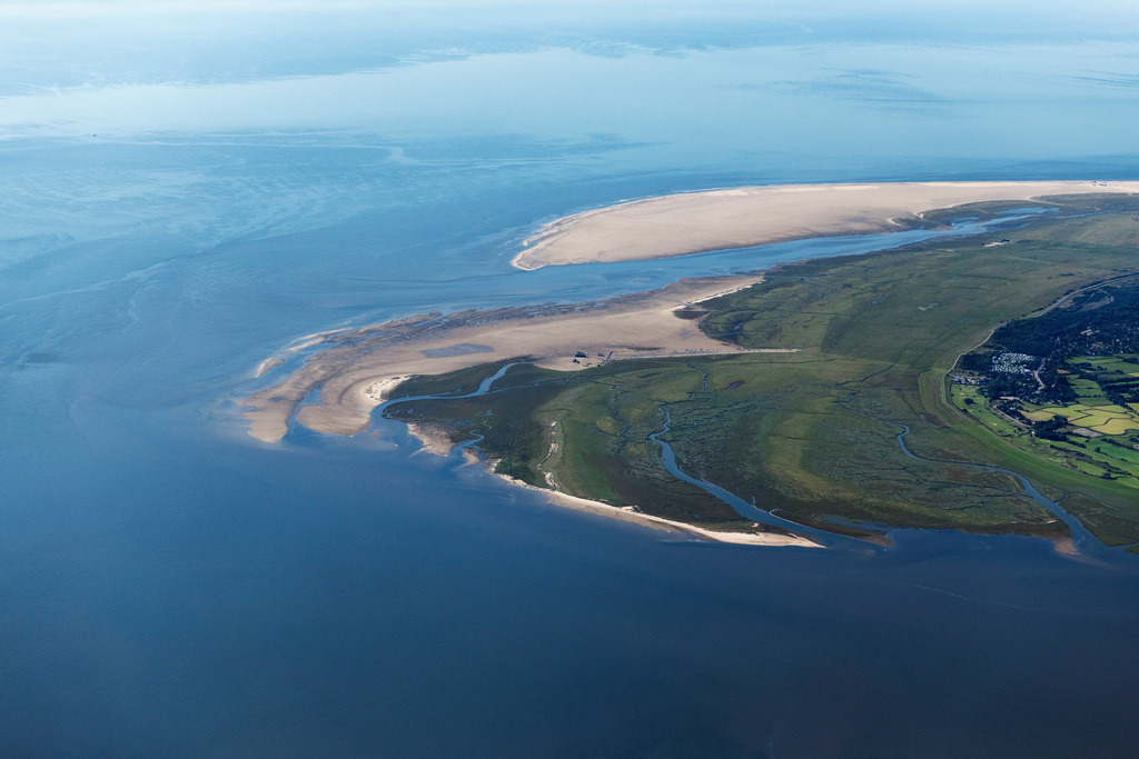 dr__0202130.jpg | SANKT PETER-ORDING 06.09.2023 Küsten- Landschaft mit Sandstrand und Watt -Strukturen im Ortsteil Böhl in Sankt Peter-Ording in Nordfriesland im Bundesland Schleswig-Holstein, Deutschland. Priele durchziehen die Salzwiesen am Wattenmeer -Rand.