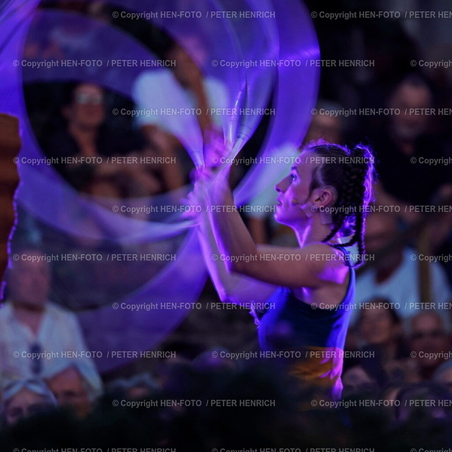 20240901-A1128-strassentheater-justforfun-HEN-FOTO | 01.09.2024 Straßentheater JUST FOR FUN vor dem Hochzeitsturm auf der Mathildenhöhe (Weltkulturerbe) (Foto: Peter Henrich / HEN-FOTO) - Realisiert mit Pictrs.com