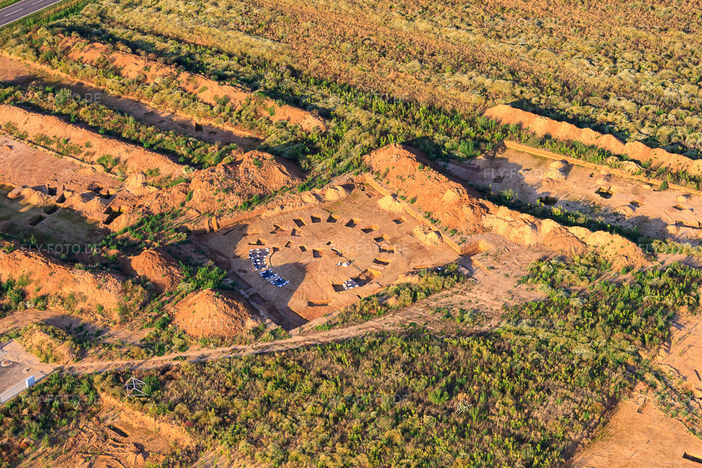 Luftbild: Archäologische Grabung am neuen Gewerbepark W II in Herxheim bei Landau im Bundesland Rheinland-Pfalz in Deutschland. Foto: IMG_70209.jpg vom 19.07.2014 durch Werner Riehm/FLY-FOTO.de