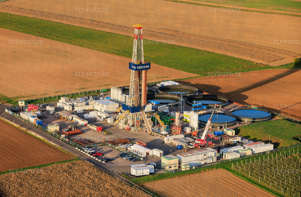 Tiefengeothermie-Bohrung zur Lithiumgewinnung durch die Vulcan Energy GmbH mit Rig V20 der Vercana GmbH https://v-er.eu/de/ https://v-er.eu/de/bohrungen/ | Luftbild: Tiefengeothermie-Bohrung zur Lithiumgewinnung durch die Vulcan Energy GmbH mit Rig V20 der Vercana GmbH https://v-er.eu/de/ https://v-er.eu/de/bohrungen/ in Insheim im Bundesland Rheinland-Pfalz in Deutschland. Foto: IMG_150277.jpg vom 15.10.2025 durch Werner Riehm/FLY-FOTO.de - Realisiert mit Pictrs.com