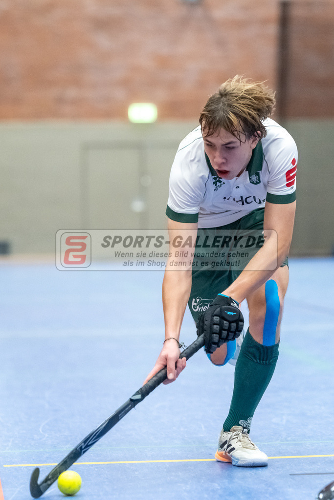 SFE_20231217_0011 | Neuss, Deutschland, 17.12.2023: Maximilian Stahmann  (Uhlenhorst Mülheim) in Aktion waehrend des Spiels der Halle 1. Bundesliga Herren zwischen SW Neuss vs Uhlenhorst Mülheim im Stadionhalle (SW Neuss) am 17.12.2023 in Neuss, Deutschland. (Foto von Stephan Fehrmann)

Neuss, Germany, 17.12.2023: Maximilian Stahmann  (Uhlenhorst Mülheim) in action during the game of Halle 1. Bundesliga Herren between SW Neuss vs Uhlenhorst Mülheim in Stadionhalle (SW Neuss) at 17.12.2023 in Neuss, Deutschland. (Foto von Stephan Fehrmann)