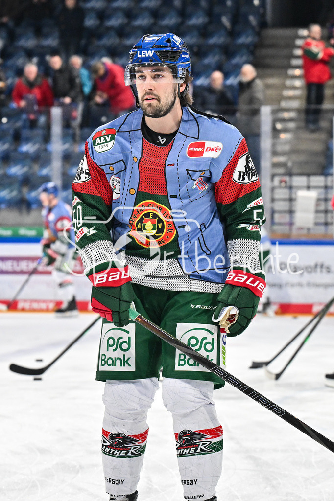 Nürnberg Ice Tigers - Augsburger Panther | NUREMBERG, GERMANY - 23. JANUARY: im Bild David FARRANCE (Augsburger Panther 4) / Neuzugang vor dem Match zwischen den Nürnberg Ice Tigers und den Augsburger Panthern am 42. Spieltag der Penny DEL in der PSD Bank Nürnberg Arena / Einzelfoto / Freisteller