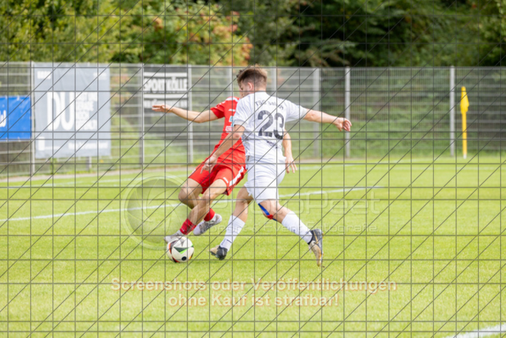 20250831_152653_0497 | #,TSG Salach (weiß) vs. SV Ebersbach (rot), Fußball, Bezirksliga - Bezirk Neckar/Fils, 02. Spieltag, Saison 2025/2026, Rasensportplatz, Staufenecker Straße, 73084 Salach, 31.08.2025 - 15:00 Uhr,Foto: PhotoPeet-Sportfotografie/Peter Harich