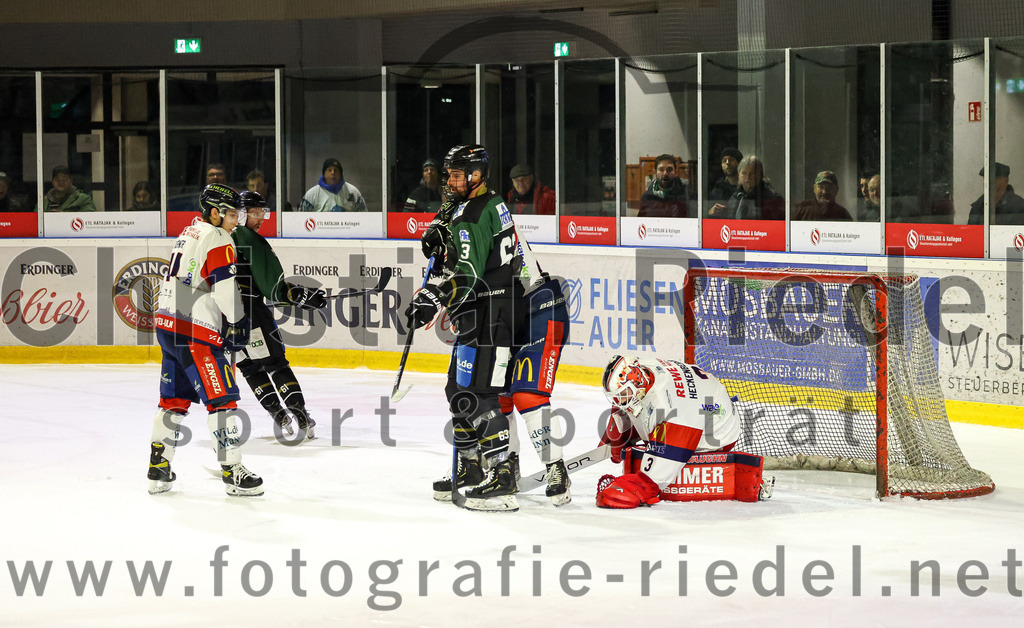 2023-02-19_101_TSV_Erding_gegen_VfE_Ulm-Neu-Ulm | Erding, Deutschland, 19.02.2023:
Eishockey, Bayernliga Meisterrunde Gruppe B 2022 / 2023, 5. Spieltag, TSV Erding gegen VfE Ulm/Neu-Ulm, Endergebnis: 

Tobias Cramer (Erding Gladiators, #63), Torwart David Heckenberger (VfE Ulm/Neu-Ulm e. V., #3)

Foto: Christian Riedel / fotografie-riedel.net