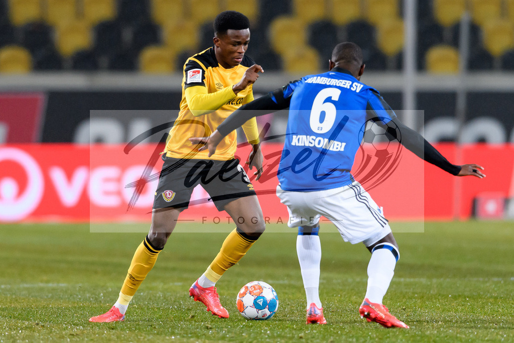 SGDHSV20220114_103 | Fussball, Herren: Michael Akoto (SG Dynamo Dresden) und David Kinsombi (Hamburger SV) im Zweikampf bei dem Spiel der 2. Bundesliga zwischen SG Dynamo Dresden und Hamburger SV im Rudolf-Harbig-Stadion am 14.01.2022 in Dresden, Deutschland.DFB / DFL REGULATIONS PROHIBIT ANY USE OF PHOTOGRAPHS AS IMAGE SEQUENCES AND/OR QUASI-VIDEO. - Realisiert mit Pictrs.com