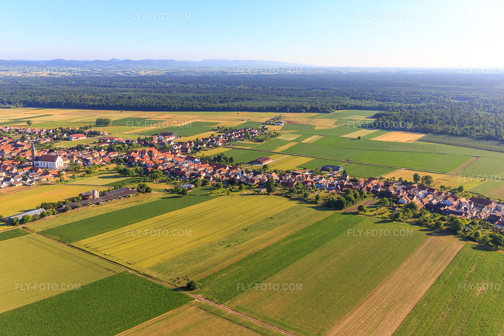 Aerial view: View of the town from the northwest in Schleithal in the state Bas-Rhin, France. – Photo: IMG_100964.jpg taken on 06/17/2017 by Werner Riehm/FLY-FOTO.com – Resolution of the original: 5472 x 3648 px