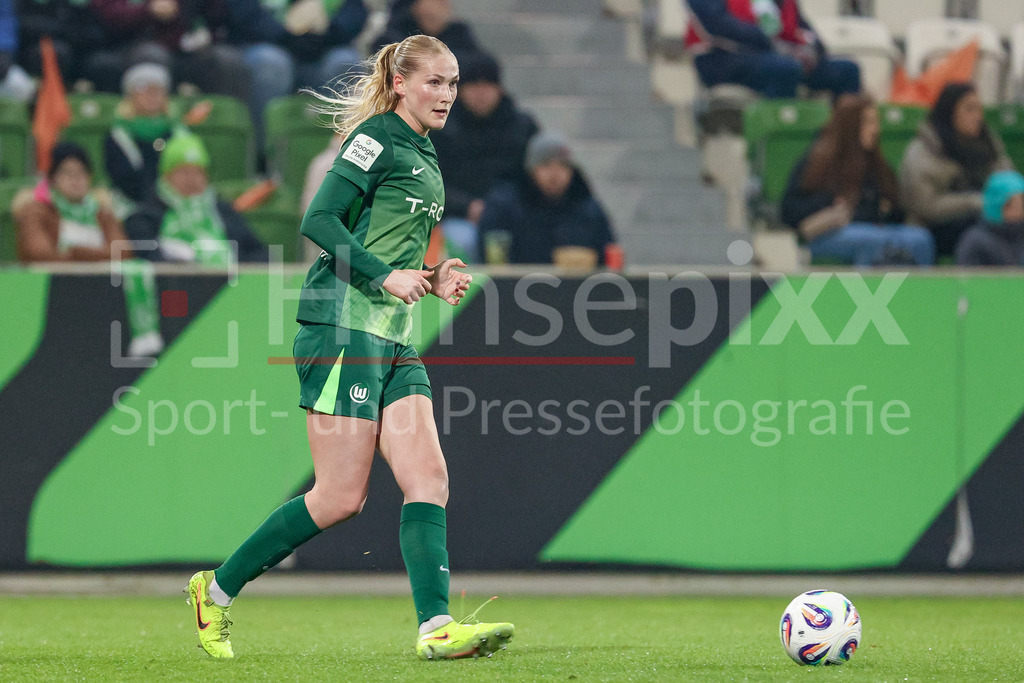 Fussball, Google Pixel Frauen-Bundesliga, VfL Wolfsburg - SC Freiburg | Camilla Küver (VfL Wolfsburg, 16) am Ball, Freisteller, Einzelbild, Ganzkörper, Aktion, Action, Spielszene, DIE DFB-RICHTLINIEN UNTERSAGEN JEGLICHE NUTZUNG VON FOTOS ALS SEQUENZBILDER UND/ODER VIDEOÄHNLICHE FOTOSTRECKEN. DFB REGULATIONS PROHIBIT ANY USE OF PHOTOGRAPHS AS IMAGE SEQUENCES AND/OR QUASI-VIDEO.