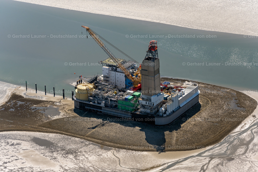 4037302 | DITHMARSCHEN 2020 Blick auf das Ölfeld Mittelplate mit der gleichnamigen Bohr- und Förderinsel Mittelplate A der RWE und der Wintershall Holding GmbH in der Nordsee im Bundesland Schleswig-Holstein.