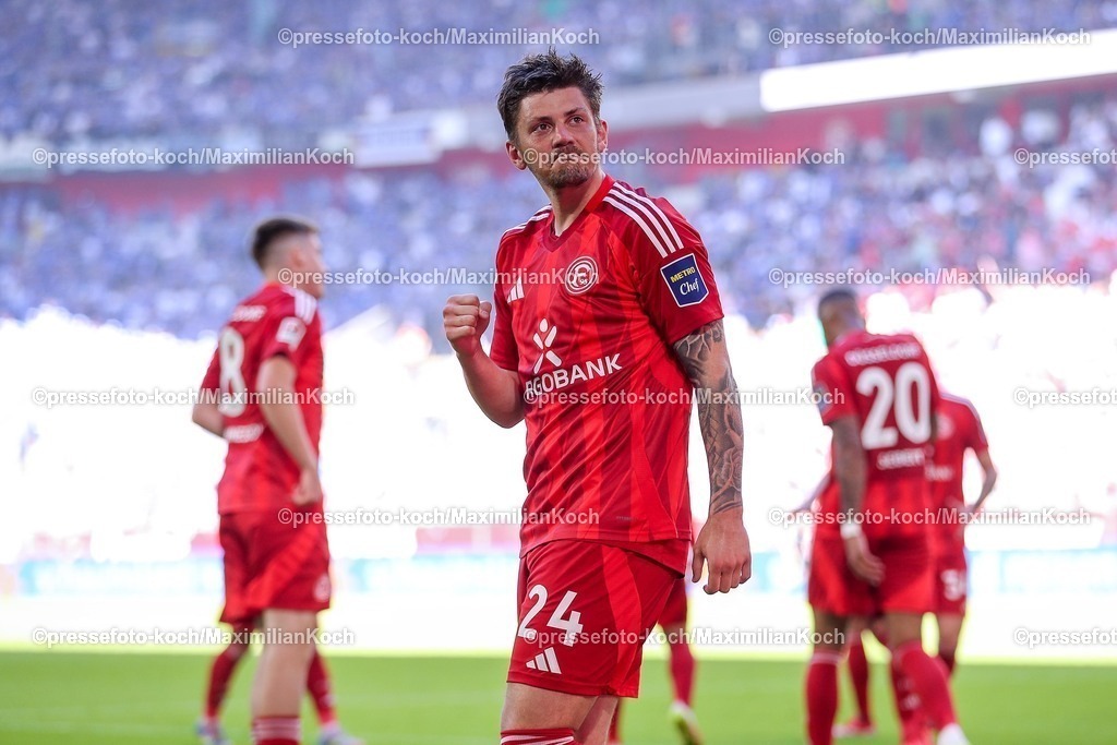 F9510052501050 | 10.05.2025, Fußball, Fortuna Düsseldorf - FC Schalke 04, 2. Fußball Bundesliga, Merkur Spiel-Arena, Saison 2024 2025: Torjubel nach dem Tor zum 1:0 durch Torschütze Dawid Kownacki (Fortuna Duesseldorf #24) DFB regulations prohibit any use of photographs as image sequences and or quasi-video.