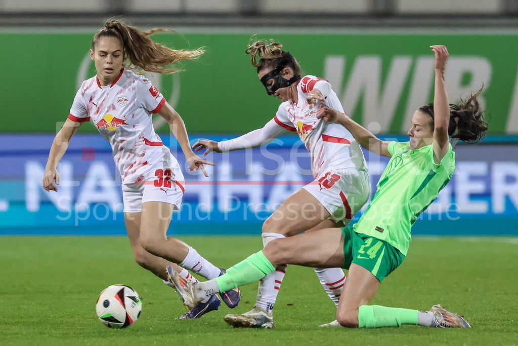 Fussball, Google Pixel Frauen-Bundesliga, VfL Wolfsburg - RB Leipzig | v.li.: Mia Werner (RB Leipzig, 32), Sandra Starke (RB Leipzig, 13) und Joelle Wedemeyer (VfL Wolfsburg, 24) im Zweikampf, Duell, Dynamik, Aktion, Action, Spielszene, DIE DFB-RICHTLINIEN UNTERSAGEN JEGLICHE NUTZUNG VON FOTOS ALS SEQUENZBILDER UND/ODER VIDEOÄHNLICHE FOTOSTRECKEN. DFB REGULATIONS PROHIBIT ANY USE OF PHOTOGRAPHS AS IMAGE SEQUENCES AND/OR QUASI-VIDEO.