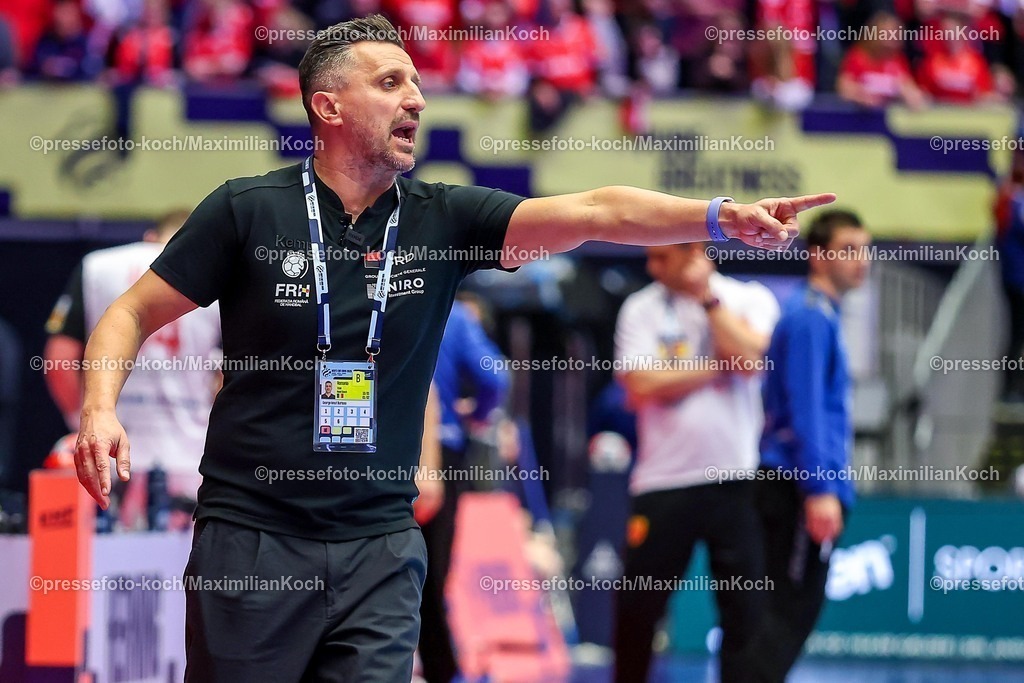 EHF20012601020 | 20.01.2026, Handball, Men's EHF EURO 2026, Nordmazedonien - Rumänien, Jyske Bank Boxen in Herning, Dänemark, Preliminary Round:  Headcoach George Ionut Buricea (Romania #hc) gestikulierend am Spielfeldrand  