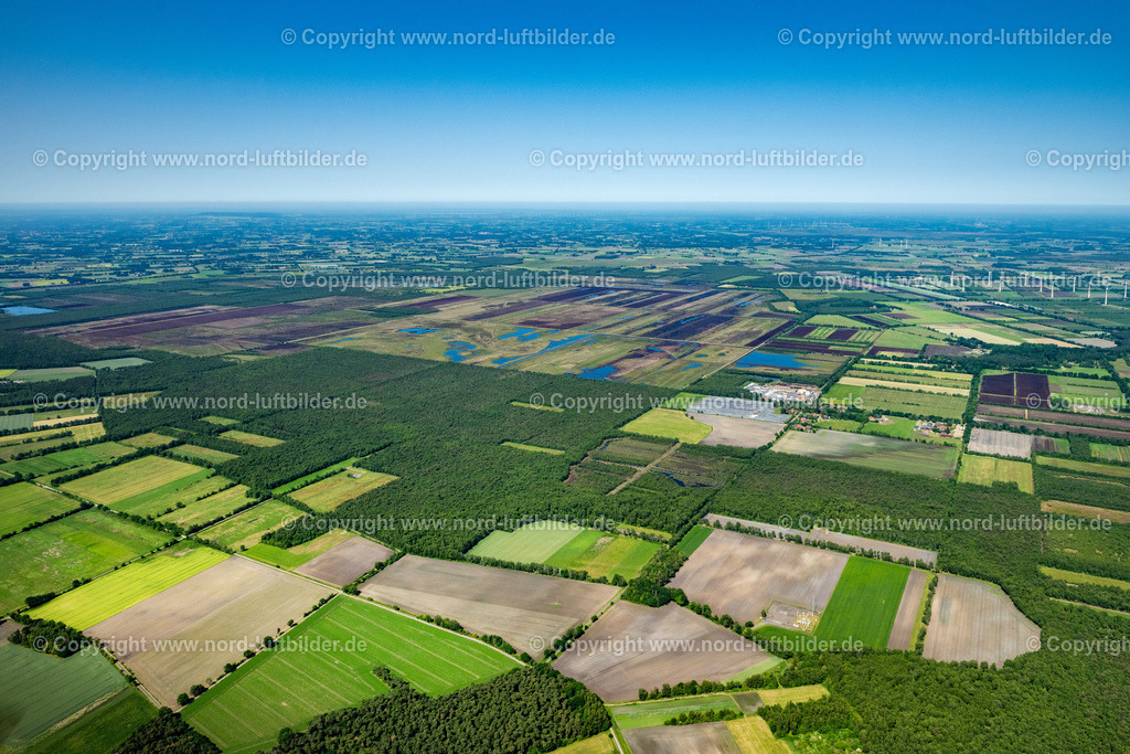 Uchte_Grosses_Moor_ELS_4830050623 | UCHTE 05.06.2023 Torf- Abbau auf den Moor- Feldern " Grosses Moor " an der Straße Darlaten in Uchte im Bundesland Niedersachsen, Deutschland. // Peat degradation on the moor fields " Grosses Moor " on street Darlaten in Uchte in the state Lower Saxony, Germany. Foto: Martin Elsen
