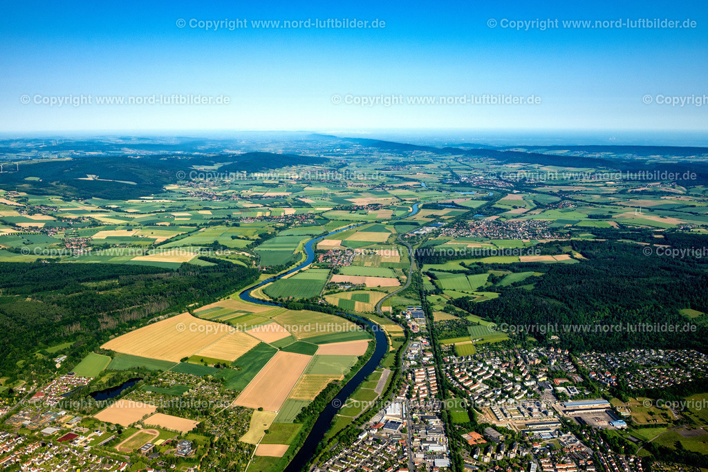Hameln_ELS_4259050623 | HAMELN 05.06.2023 Stadtansicht am Ufer des Flußverlaufes der Weser in Hameln im Bundesland Niedersachsen, Deutschland. Weiterführende Informationen bei: Stadt Hameln. // City view on the river bank of the Weser river in Hameln in the state Lower Saxony, Germany. Further information at: Stadt Hameln. Foto: Martin Elsen