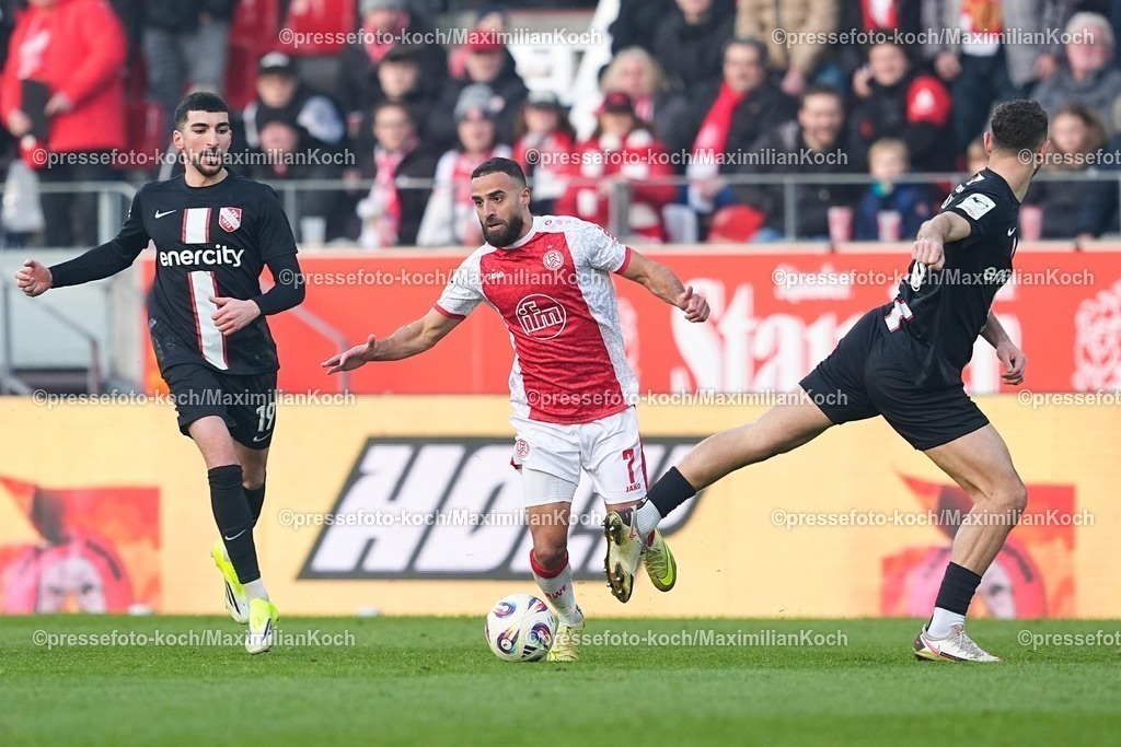 xYDRx24012601124 | 24.01.2026, xydrx, Fußball, 3.Liga, Rot-Weiss Essen - TSV Havelse, Saison 2025 2026, Stadion an der Hafenstraße:  Ramien Safi (Rot-Weiss Essen #7) im Zweikampf gegen Semi Belkahia (TSV Havelse #6) und Nassim Boujellab (TSV Havelse #19)  DFB regulations prohibit any use of photographs as image sequences and or quasi-video. Photo: xYannisxDreimannxPressefotoKochx