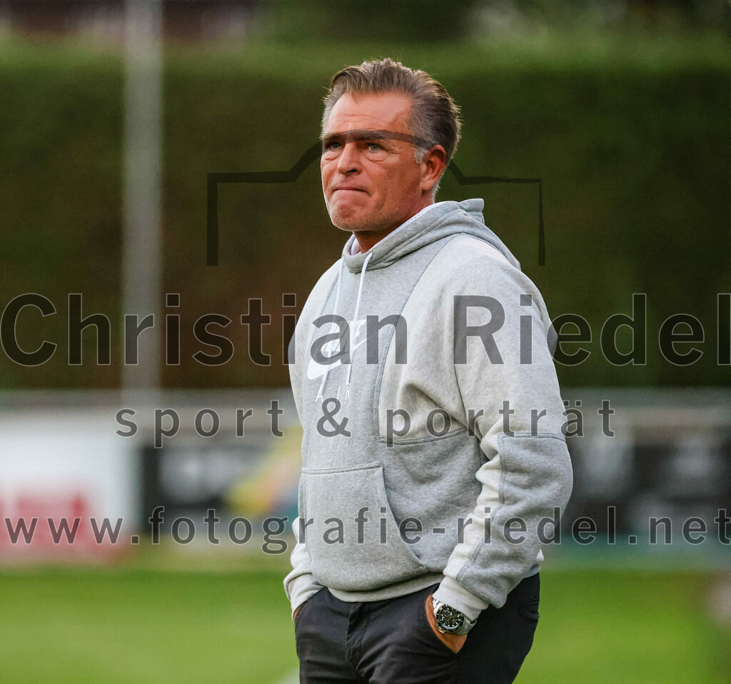 2023-09-01_059_FC_Schwaig_gegen_TSV_Gruenwald | Oberding, Deutschland, 01.09.2023:
Fußball, Landesliga Südost 2023 / 2024, 9. Spieltag, FC Schwaig gegen TSV Grünwald, Endergebnis: 3:1

Trainer Rainer Elfinger (TSV Grünwald)

Foto: Christian Riedel / fotografie-riedel.net