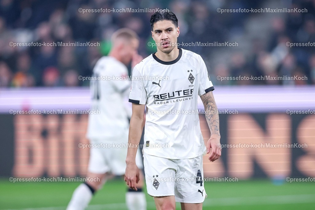 BMG13122502097 | 13.12.2025, Fußball, Borussia Mönchengladbach - VfL Wolfsburg, 1. Fußball Bundesliga, 14.Spieltag, Borussia-Park, Saison 2025 2026: Konstantinos Koulierakis (VfL Wolfsburg #04) blickt angespannt  DFB regulations prohibit any use of photographs as image sequences and or quasi-video.