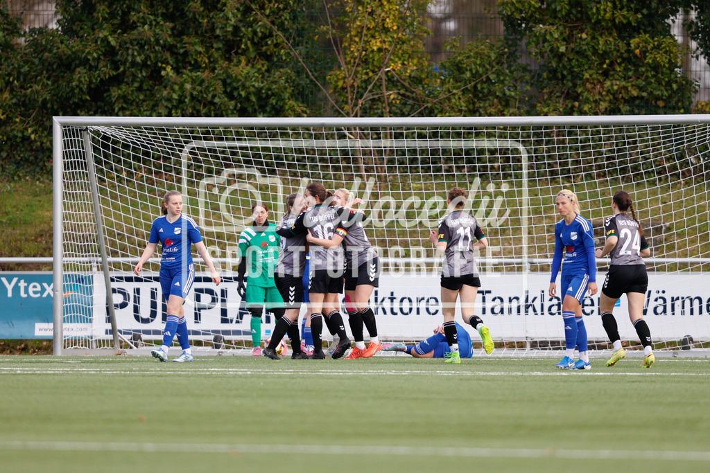 Fußball I Frauen I Saison 2025-2026 I Oberliga Niedersachsen I 16. Spieltag I BW Hollage - TuS Büppel I 15.03.2026-25 | Christina Meier (9, TuS Büppel) Merle Dierks (16, TuS Büppel) Alicia Kersten (20, TuS Büppel) Jubeln nach einem Tor. - Realisiert mit Pictrs.com