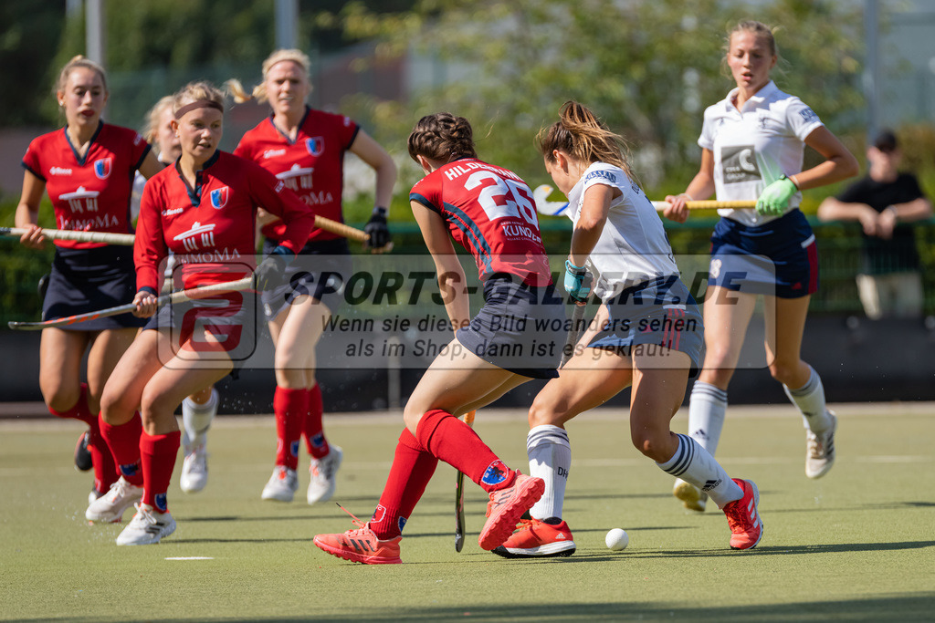 HK_20220903_109602 | 1. Bundesliga Damen Düsseldorfer HC - Berliner HC am 3.9.2022 DHC Düsseldorf, Düsseldorf , Sophie Hildebrand ( Berliner HC #26 ) , Tessa Schubert ( Düsseldorfer HC #28 )
