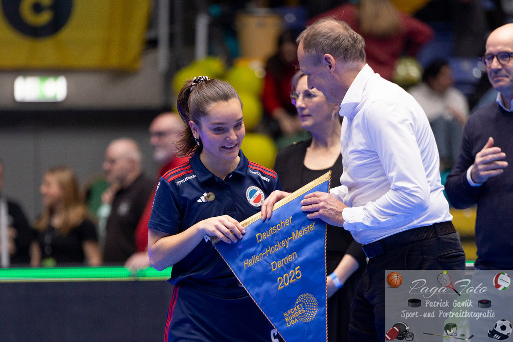 Volvo E.R.B. Final 4 Finale Frauen: Berliner HC - Mannheimer HC, 26.01.2025 | Kapitänin Fiona Felber (Mannheimer HC #6) nimmt de nWimpel für den Deutschen MEister 2025 entgegen, Berliner HC - Mannheimer HC, Frankfurt, Süwag Arena, 26.1.2025 - Realisiert mit Pictrs.com