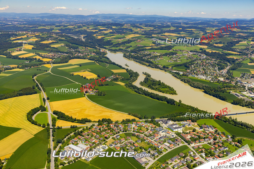 Aktuelles Luftbild von  Neuhaus am Inn - Die Luftaufnahme wurde 2022 mittels UL-Flugzeug erstellt ( keine Drohne ) - hochauflösende Kamera-Systeme von  Canon -Beste Qualität - Für grossformatige Ausdrucke geeignet. Die Geschenkidee !