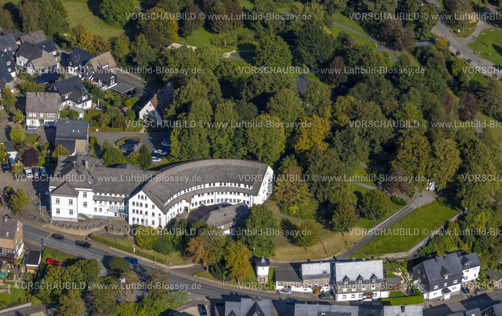 Schmallenberg230910943 | Luftbild, Halbrundes Rathaus mit Bürgerbüro, historisches Schmalen Haus, Schmallenberg, Sauerland, Nordrhein-Westfalen, Deutschland