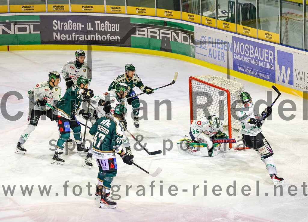2026-01-02_042_TSV_Erding_gegen_Hoechstadt_Alligators | Erding, Deutschland, 02.01.2026:Eishockey, Oberliga Süd 2025 / 2026, 33. Spieltag, TSV Erding gegen Höchstadt Alligators, Endergebnis: 2:1Marco Pfleger (Erding Gladiators, #47), Louis Trattner (Erding Gladiators, #7), Torwart Luca Ganz (Höchstadt Alligators, #35)Foto: Christian Riedel / fotografie-riedel.net