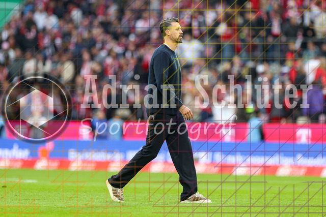 1. FC Köln vs FC Augsburg - 1. Bundesliga  | Köln, Deutschland, 18.10.25:   Trainer Sandro Wagner schaut waehrend des Spiels der 1. Bundesliga zwischen  1. FC Köln vs FC Augsburg im RheinEnergieStadion(Foto von Brauer-Fotoagentur / Adrian Schlueter)