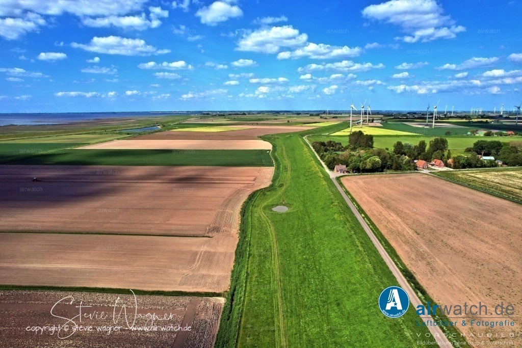 Luftbilder-Dithmarschen-Hilgroven-Hellschen-Heringsand-Unterschaar-airwatch | Ortsbeschreibung: Hellschen-Heringsand-Unterschaar liegt inmitten der Dithmarscher Marsch, nur wenige Kilometer von der Nordsee entfernt. Die ruhige Lage ohne Durchfahrtsstraße macht die Gemeinde zum Ferienort für Familien mit Kindern. Die Landschaft ist landwirtschaftlich geprägt, und vom stürmischen norddeutschen Wetter geformt. Wind und Weite sind die vorherrschenden Elemente.