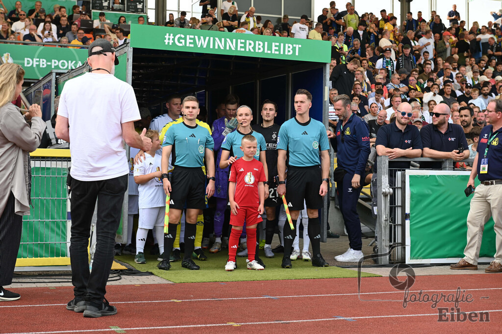 SV Atlas-Delmenhorst-Borussia Mönchengladbach | DFB-Pokal 1. Runde;SV Atlas Delmenhorst (gelb)-Borussia Mönchengladbach (schwarz) am 17.08.2025 in Oldenburg (Marschweg-Stadion), Photo: Philip Eiben 2025 - Realisiert mit Pictrs.com