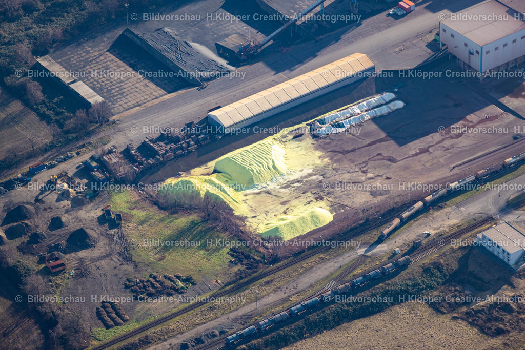 Luftbild Krefeld-8591 | Luftbildfotografie Gebäude und Produktionshallen auf dem Werksgelände des Chemieproduzenten " Chempark Krefeld-Uerdingen " an der Rheinhausener Straße, Friedensstraße in Krefeld im Ruhrgebiet im Bundesland Nordrhein-Westfalen, Deutschland - Realisiert mit Pictrs.com