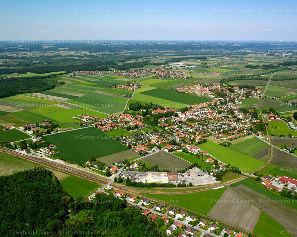 2600790 | HEILIGENSTATT 09.06.2006 Landwirtschaftliche Nutzflächen und Feldgrenzen  umsäumen das Siedlungsgebiet des Dorfes in Heiligenstatt im Bundesland Bayern, Deutschland // Agricultural land and field boundaries surround the settlement area of the village  in Heiligenstatt in the state Bavaria, Germany Foto: Gerhard Launer