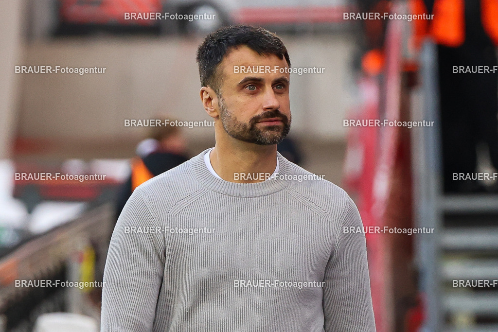 Rot-Weiss Essen - 1.Fc Schweinfurt | Essen, Deutschland, 02.11.2025 Alexander Rang (Rot-Weiss Essen) schaut während des 3.Liga Spiels zwischen  Rot-Weiss Essen und 1.Fc Schweinfurt am 02.11.2025 im Stadion an der Hafenstraße in Essen. (Foto von Timo Bluhmki-Schmidt/Brauer Fotoagentur