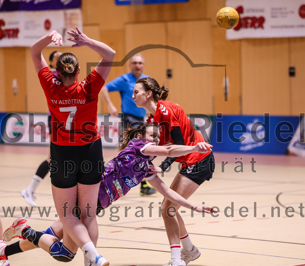 2025-01-18_027_SpVgg_Altenerding_gegen_TV_Altoetting | Erding, Deutschland, 18.01.2025:Handball, Bezirksoberliga Frauen Altbayern 2024 / 2024, 11. Spieltag, SpVgg Altenerding gegen TV Altötting, Endergebnis: 19:24Ines Hager (TV Altötting, #7), Julia Kranich (SpVgg Altenerding, #9), Stephanie Spinner (TV Altötting, #8)Foto: Christian Riedel / fotografie-riedel.net