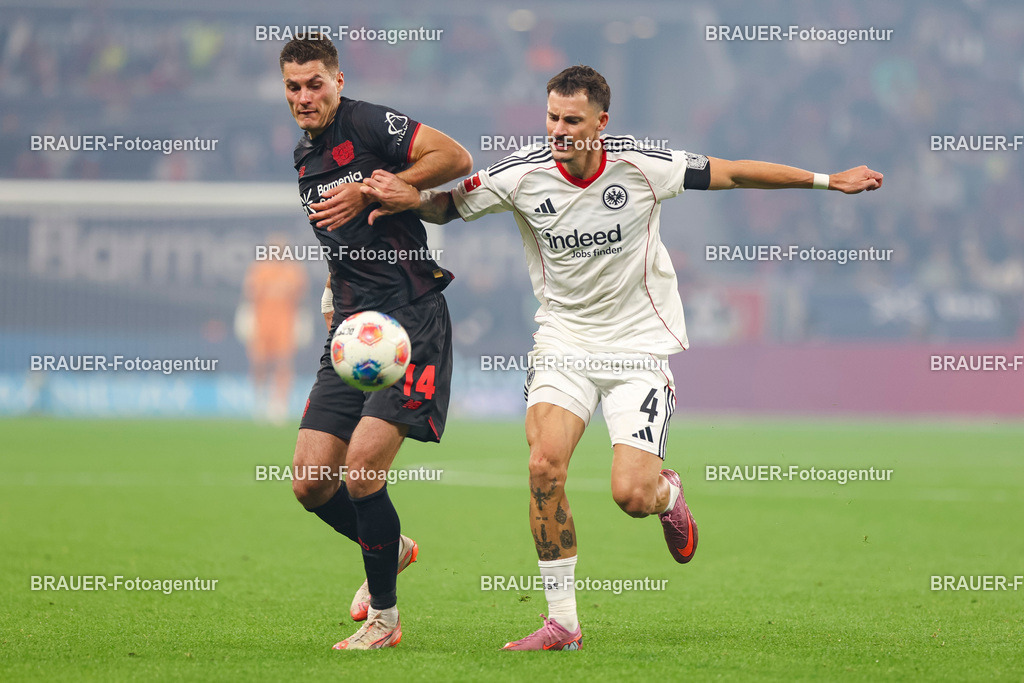 Bayer 04 Leverkusen vs Eintracht Frankfurt - Bundesliga  | Leverkusen, Deutschland, 12.09.25:   Patrick Schick (Bayer 04 Leverkusen) und Robin Koch (Eintracht Frankfurt) im Kampf um den Ball waehrend des Spiels der Bundesliga zwischen  Bayer 04 Leverkusen vs Eintracht Frankfurt in der BayArena(Foto von Brauer-Fotoagentur / Adrian Schlueter)