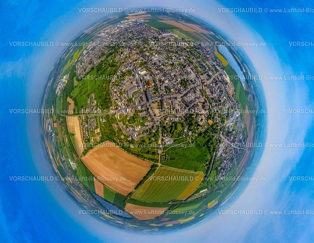 Zuelpich240590123Zuelpich | Luftbild, Ortsansicht und Wohngebiet Stadtmitte, Erdkugel, Fisheye Aufnahme, Fischaugen Aufnahme, 360 Grad Aufnahme, tiny world, little planet, fisheye Bild, Zülpich, Nordrhein-Westfalen, Deutschland