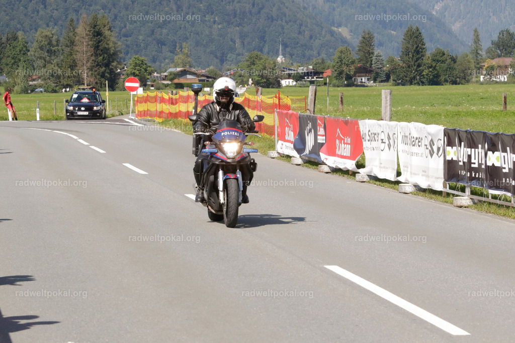 1180_20230817_Bewerb_Maenner_Muehlanger | AUT - OESTERREICH, 2023-08-16: SPORT RENNRAD-FAHREN - 55. INTERNATIONALER RADWELTPOKAL IN ST. JOHANN IN TIROL  - Vintage-Radrennen mit WM-Bronze-Medaillen-Siegerin Christina Schweinberger, den Teilnehmer und Alexander Baumann (vom Orginastions-Team) - TAG 2 BEWERB MAENNER IN SECHS GRUPPEN  ; Foto: Roland Muehlanger