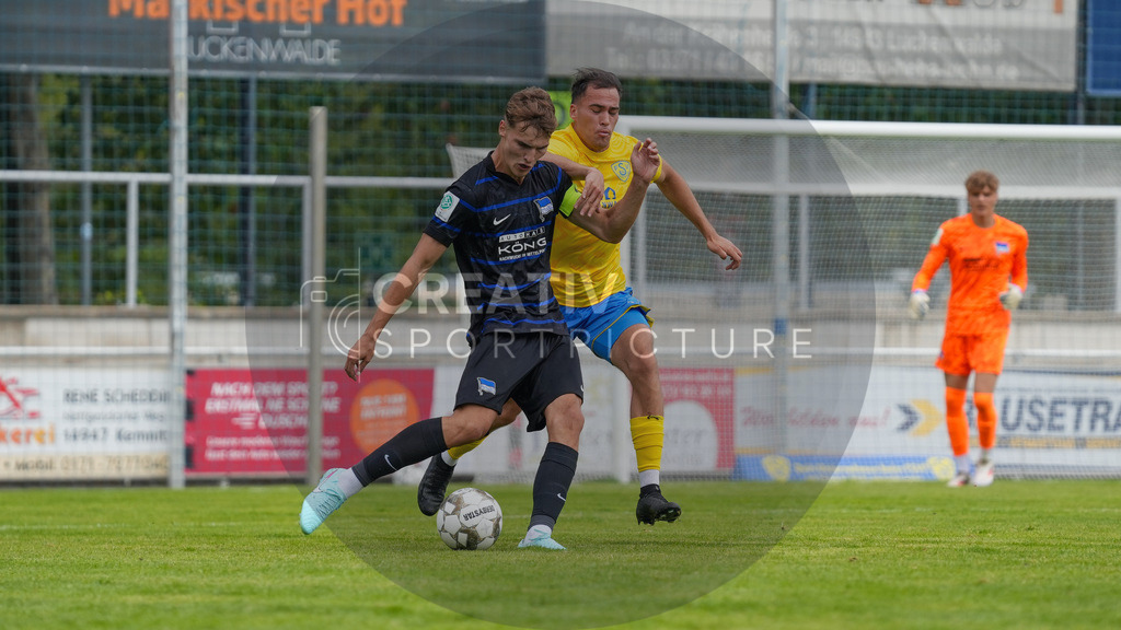 Fußball, Herren, Saison 2025/2026, 3. Luckenwalder Turmpokal, Werner-Seelenbinder-Stadion Luckenwalde, Spiel: FSV 63 Luckenwalde vs. Hertha BSC U19,  | Fußball, Herren, Saison 2025/2026, 3. Luckenwalder Turmpokal, Werner-Seelenbinder-Stadion Luckenwalde, Spiel: FSV 63 Luckenwalde vs. Hertha BSC U19,  Im Bild: Marvin Krumhaar (l. Hertha BSC U19) und Simon Gollnack (r. Luckenwalde) - Realisiert mit Pictrs.com