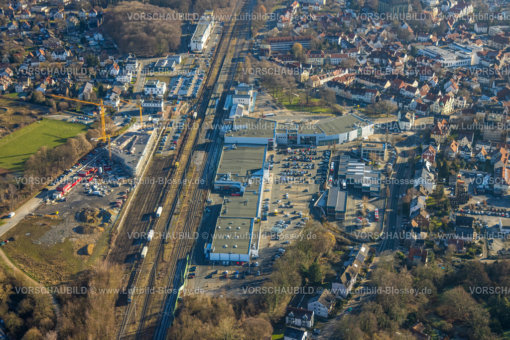 Soest260104142 | Luftbild, Bahnhof Soest und Vorplatz, Baustelle Werkstraße, Baustelle Bildungszentrum und Dienstleistungszentrum an der Bahnlinie für die VHS, das DiLAS und das Kundenzentrum der Stadtwerke, Einkaufszentrum City-Center, hinten Hotel Deck 8, Soest, Südwestfalen, Nordrhein-Westfalen, Deutschland