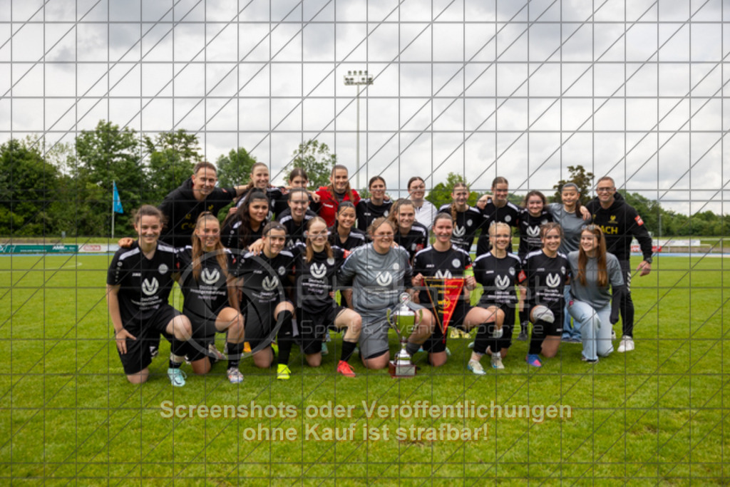 20250529_150456_1615 | #,  SGM Wendlingen-Ötlingen II (blau) vs. 1.FC Donzdorf II (schwarz), Fussball, Frauen-Bezirkspokal Finale Saison 2024/2025, Rasenplatz VfL Stadion Kirchheim, Jesinger Straße 105, 73230 Kirchheim, 29.05.2025 - 13:00 Uhr,Foto: PhotoPeet-Sportfotografie/Peter Harich