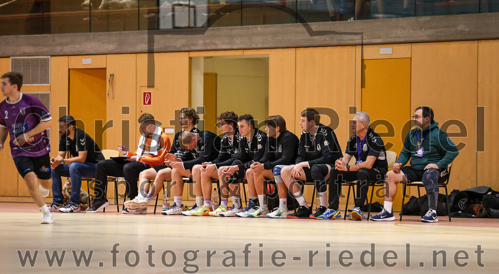 2024-09-21_057_SpVgg_Altenerding_gegen_TSV_1861_Mainburg | Erding, Deutschland, 21.09.2024:Handball, Bezirksoberliga Männer 2024 / 2025, 1. Spieltag, SpVgg Altenerding gegen TSV 1861 Mainburg, Endergebnis: 36:20Vlad Terescenco (SpVgg Altenerding), Roland Stelzer (SpVgg Altenerding), Trainer Simon Klawe (SpVgg Altenerding)Foto: Christian Riedel / fotografie-riedel.net