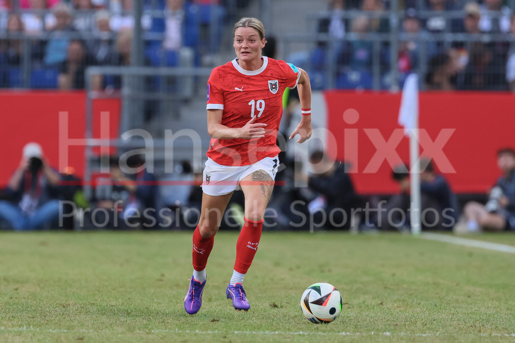 Fussball, EM-Qualifikation Frauen, Deutschland - Österreich | v.li.: Verena Hanshaw (Österreich, 19) am Ball, Freisteller, Einzelbild, Ganzkörper, Aktion, Action, Spielszene